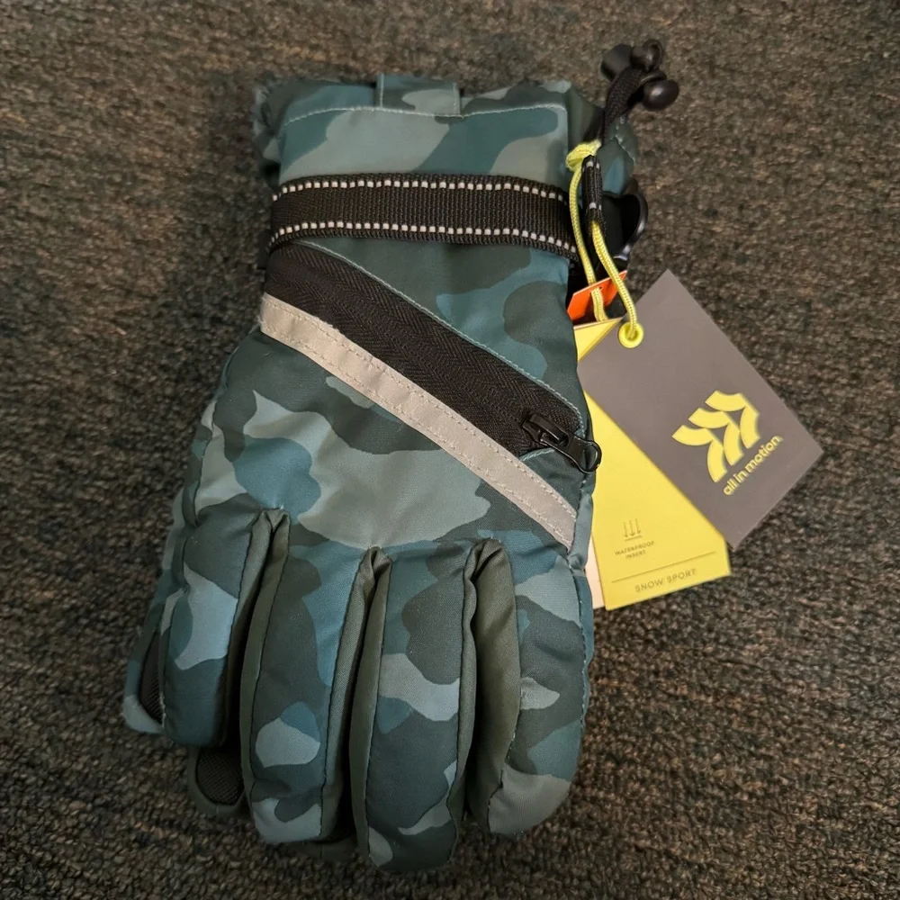 All in Motion Camouflage Print Winter Gloves with Zipper Compartment